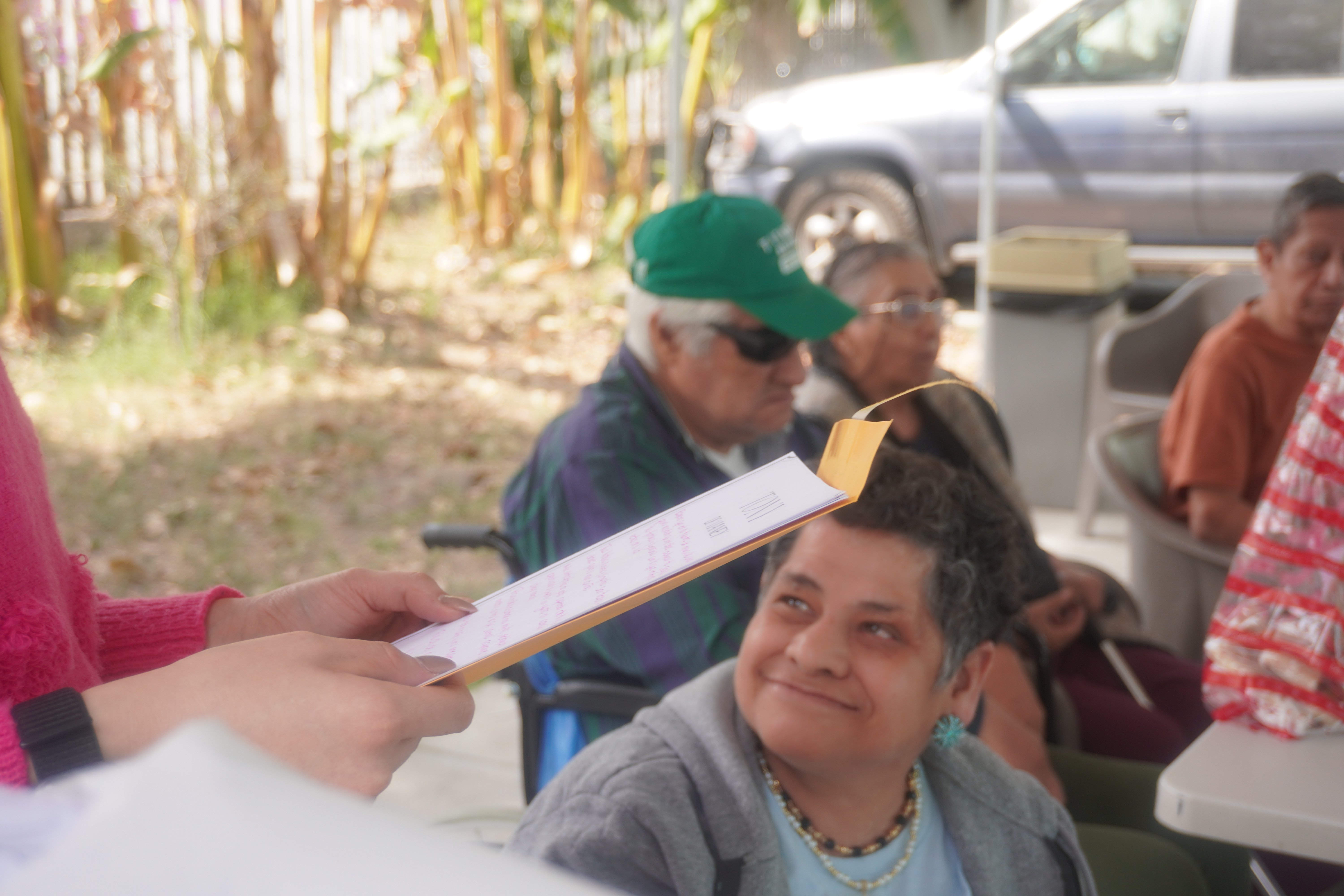 Entrega de documentos a adultos mayores