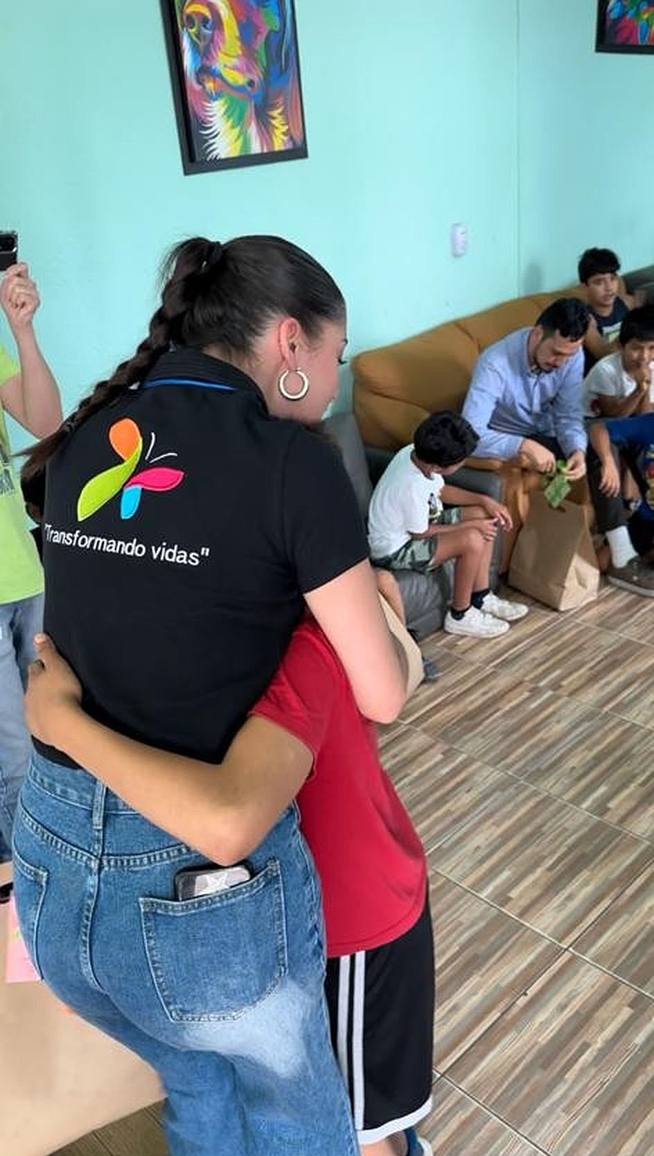 Abrazo mostrando logo Adaimar