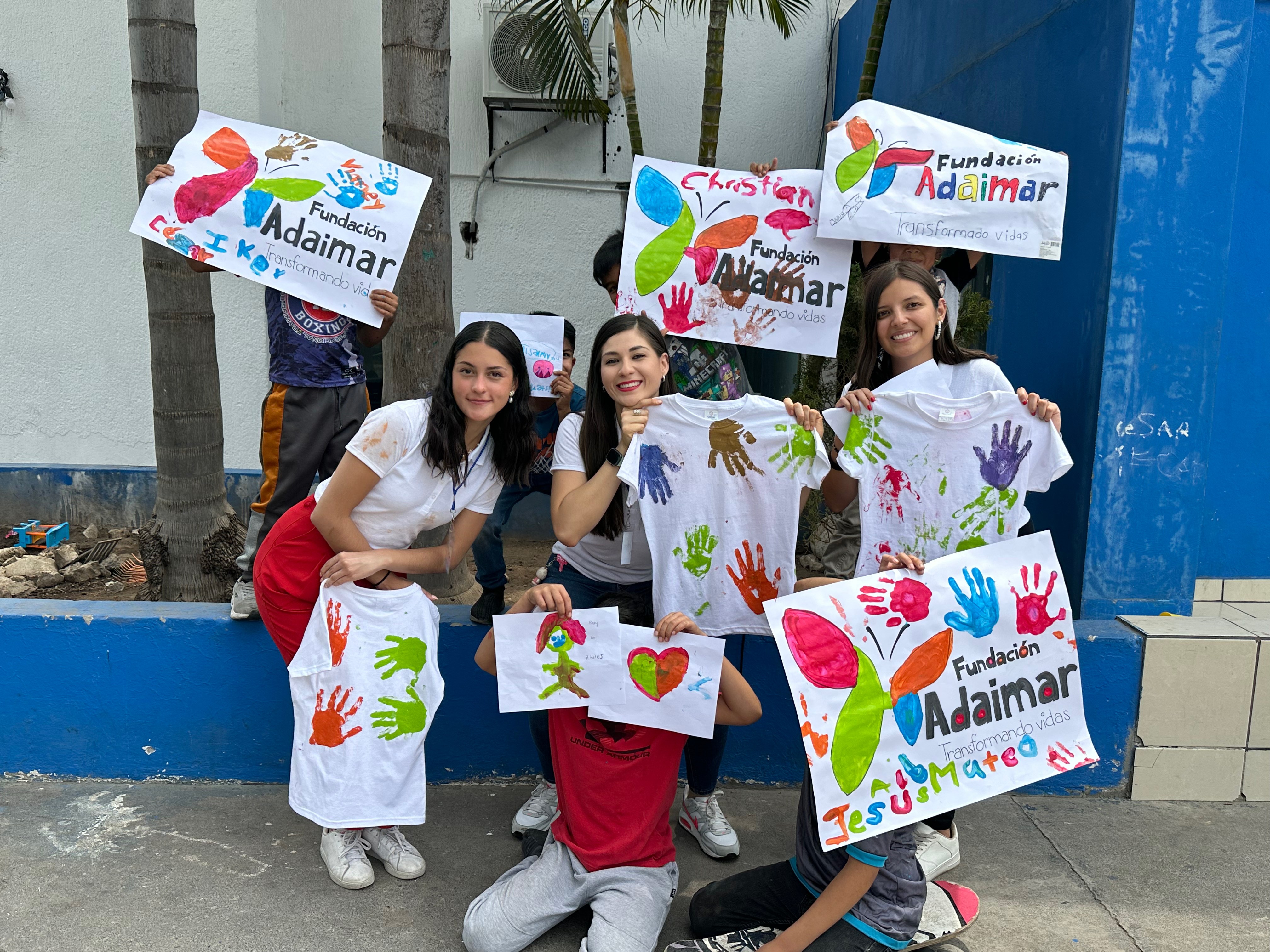 Voluntarias con arte pintado de Adaimar