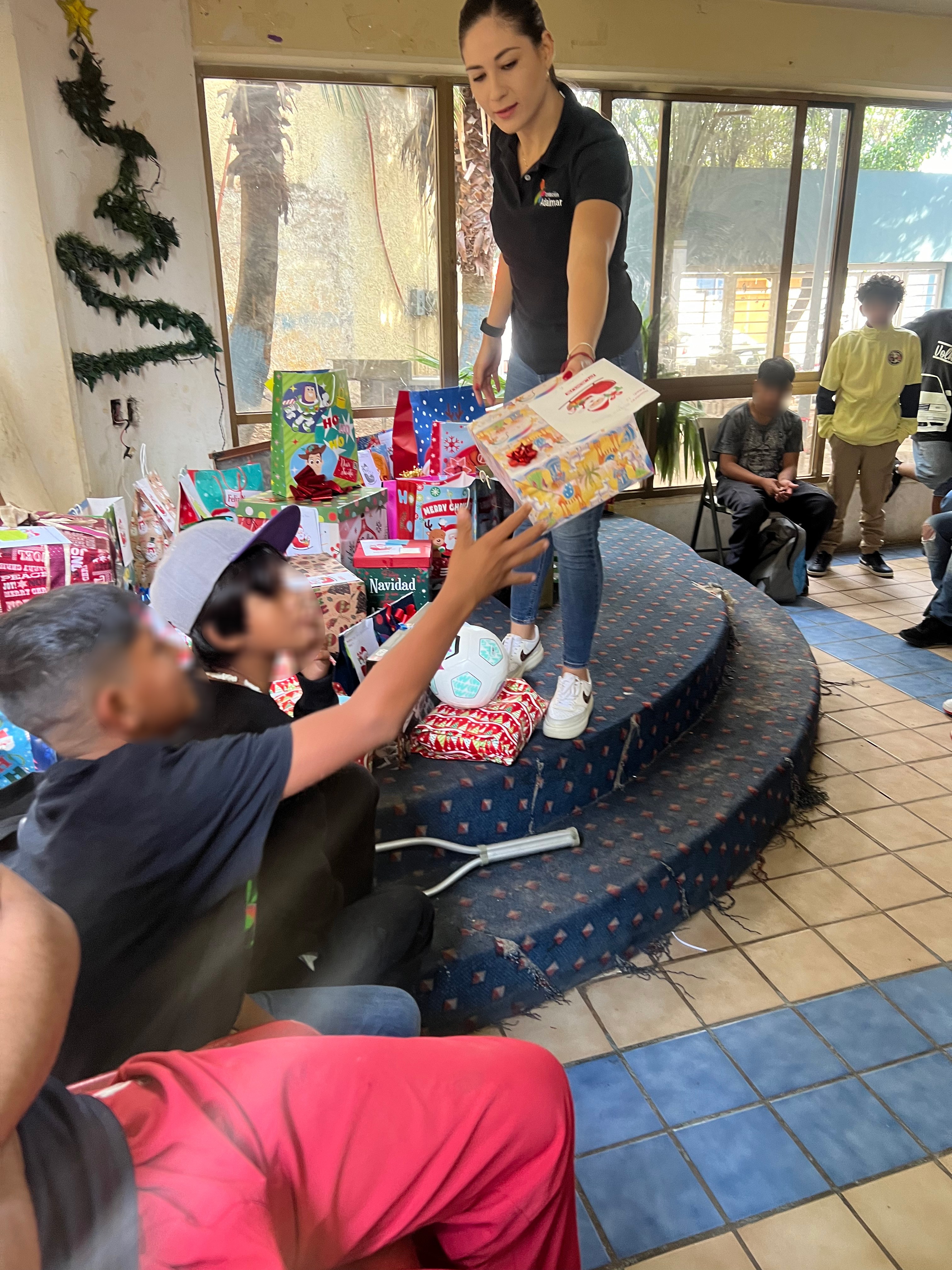 Entrega de regalos navideños