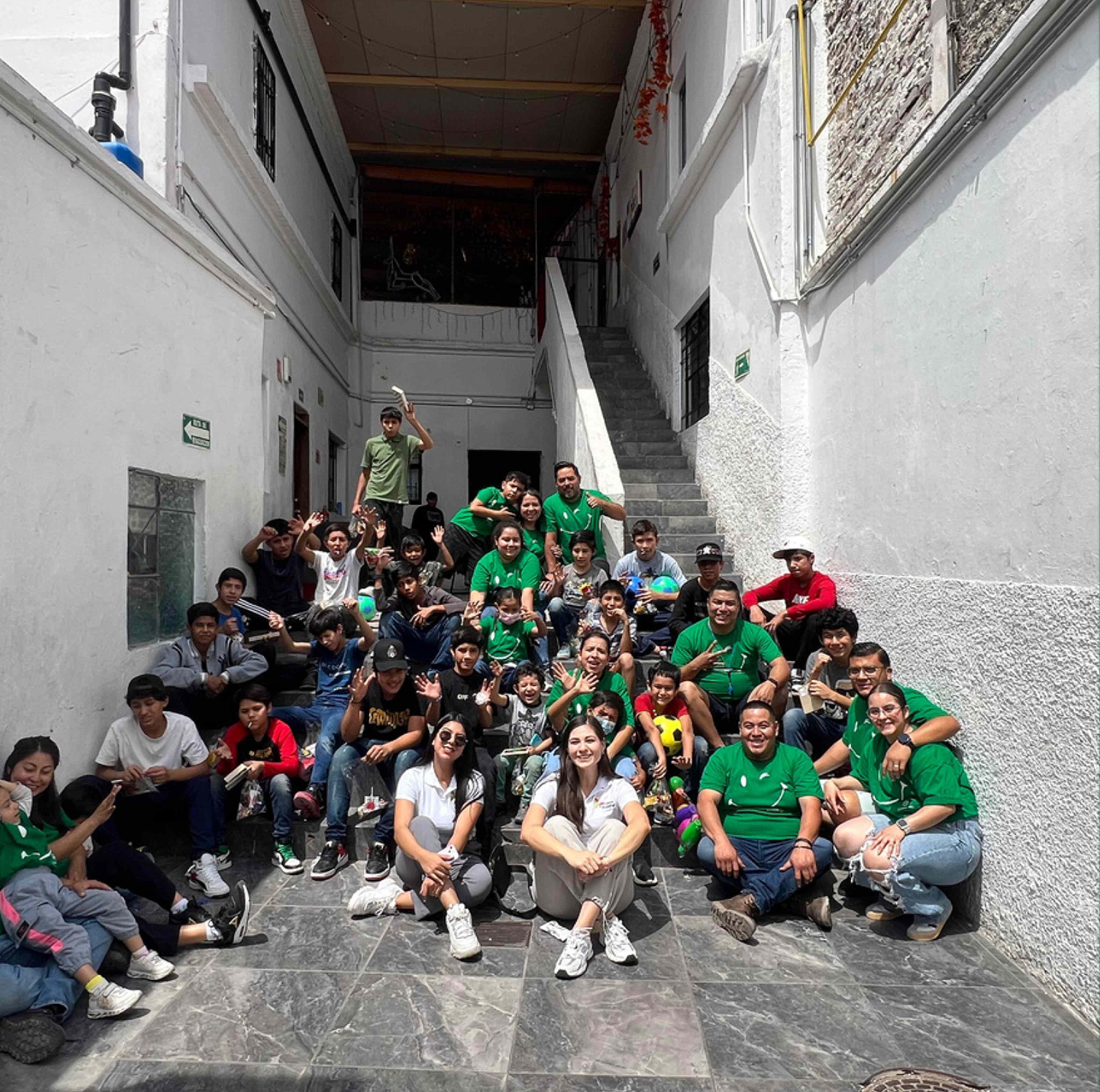 Grupo de voluntarios en escaleras