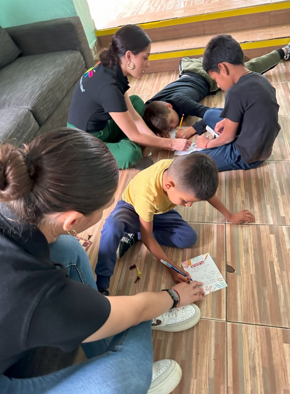 Voluntarias ayudando a niños a dibujar