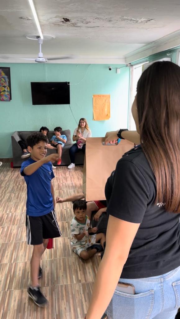 Niño recibiendo regalo