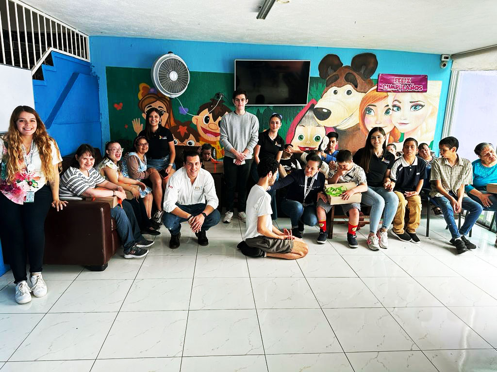 Evento de cumpleaños en casa hogar con voluntarios de Adaimar