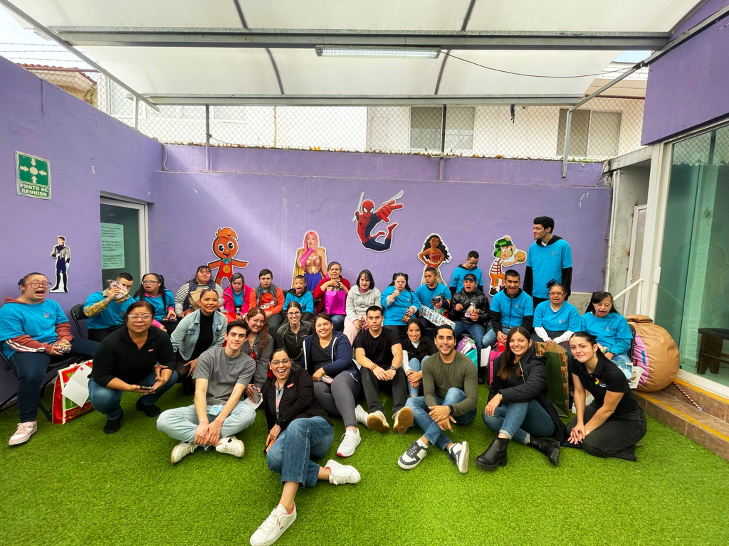 Grupo de voluntarios y beneficiarios de Adaimar